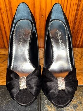 Michaelangelo Women’s Diana Black Satin Peep Toe Bow Rhinestone Heels 7.5M New